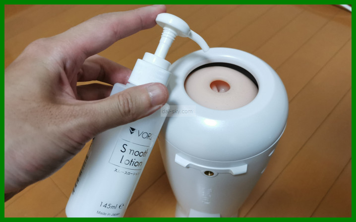把 VORZE Smooth Lotion 潤滑液壓進 A10 Cyclone SA PLUS