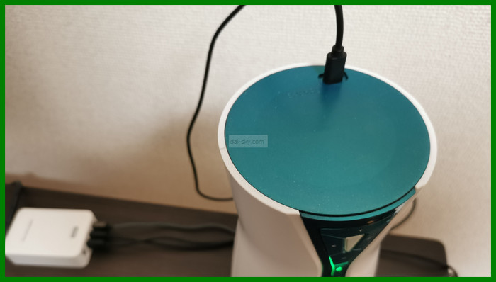 USB 線從上方插入 A10 Cyclone SA PLUS，替主機充電