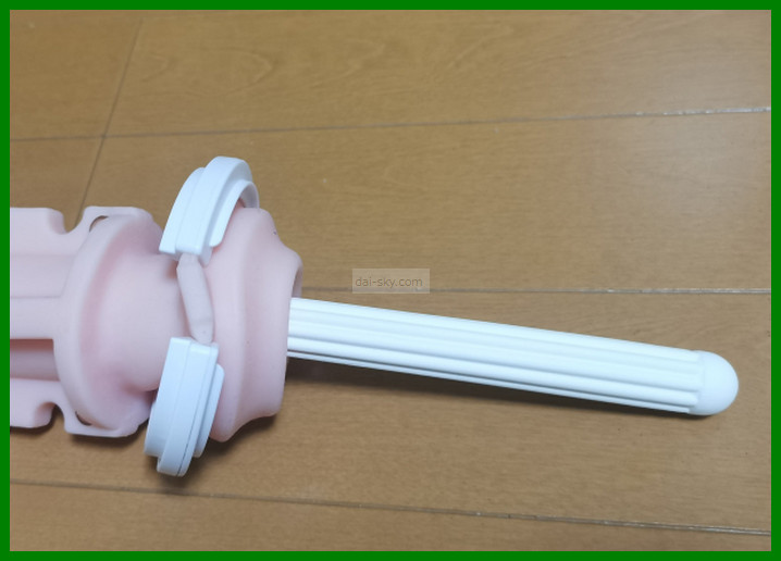 內膽裡插著白色的乾燥棒