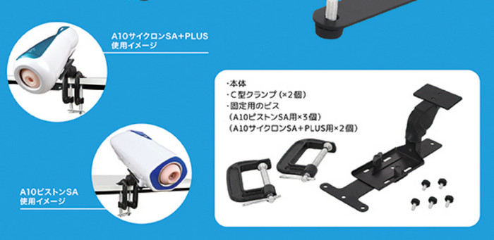 夾在桌上、裝著 A10 Cyclone SA PLUS 和 A10 Piston SA 的 Stand Basic，以及盒內配件