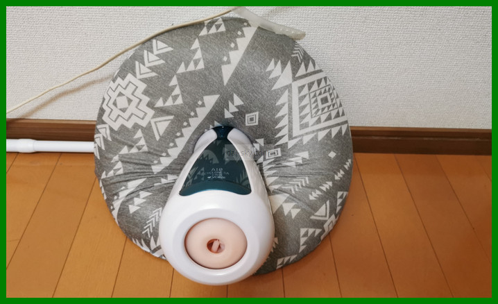 卡在圓形靠墊洞裡的 A10 Cyclone SA PLUS