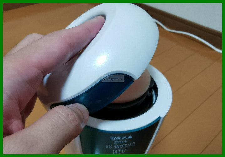 手拿著 A10 Cyclone SA PLUS 的前蓋