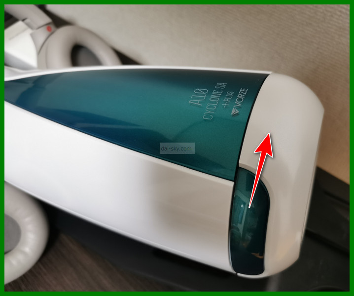 把前蓋裝到 A10 Cyclone SA PLUS 上，箭頭標示轉動方向