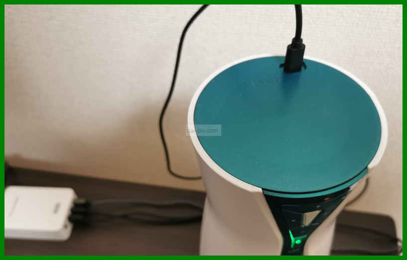 A10 Cyclone SA PLUS 充電中，USB 線插在上方