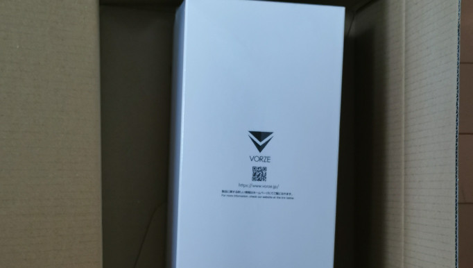 NLS 紙箱裡的白色 A10 Cyclone SA PLUS 包裝盒