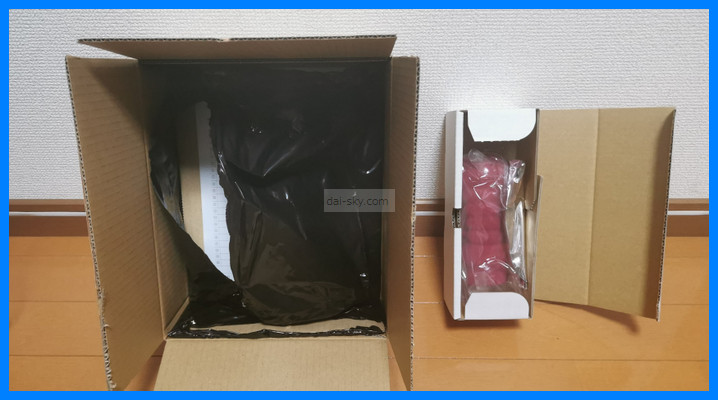 送貨紙箱裡的黑色袋子，旁邊是 Mada Namae ga Arimasen 的小盒子