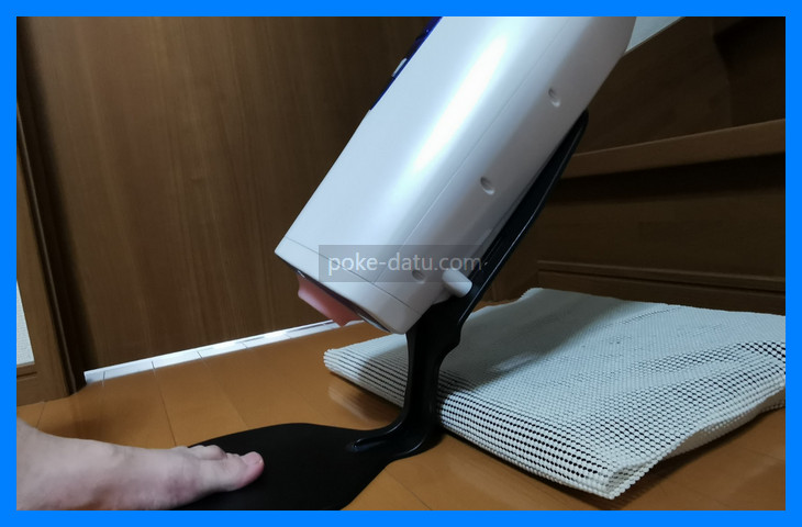 裝在黑色 Den-Ona Holder 上的 A10 Piston SA，放在鋪了止滑墊的坐墊上