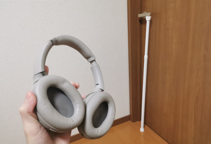 我的降噪耳機，以及卡在門把下當門鎖的伸縮桿