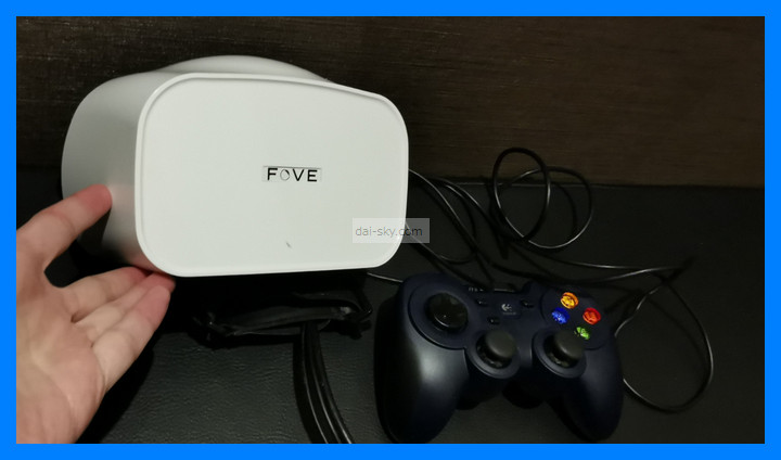 快活 CLUB 包廂裡的 FOVE VR眼鏡和遊戲手把