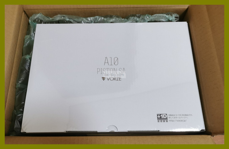 紙箱裡的白色 A10 Piston SA 包裝盒