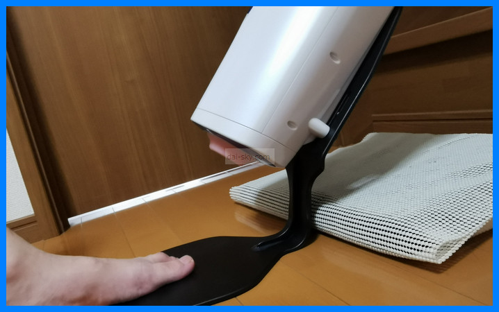 A10 Piston SA 裝在 Den-Ona Holder 上，用腳踩住固定