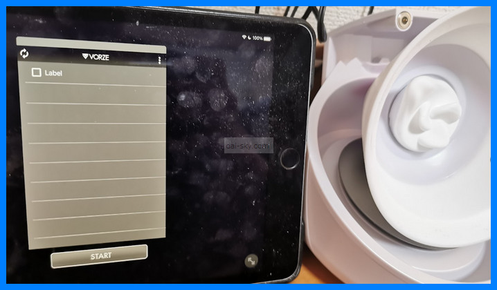 iPad 上開啟的 iOS 版 VORZE App，旁邊是一顆 U.F.O. TW 杯子