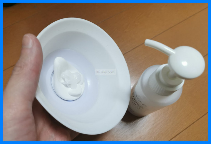 潤滑液塗在杯子裡的 U.F.O. TW 替換接頭上，旁邊是潤滑液瓶