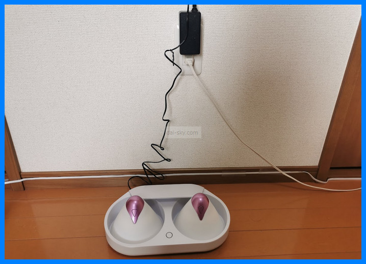 U.F.O. TW 放在收納座上，接上電源充電