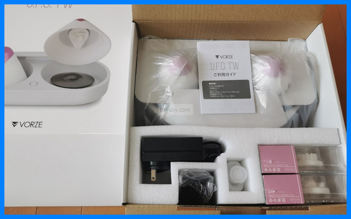 打開 U.F.O. TW 外盒，可以看到杯子、充電座和配件