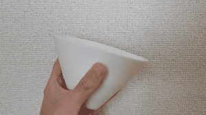 按壓 U.F.O. TW 杯子的柔軟矽膠