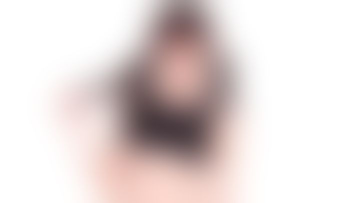 穿著黑色短版上衣的模特兒
