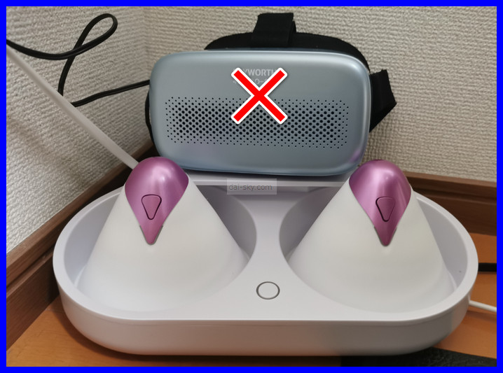 我那台畫了叉叉的 SKYWORTH VR眼鏡，放在 U.F.O. TW 的底座上